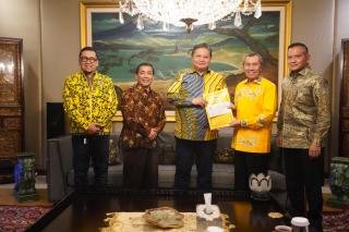 Ketum Golkar Airlangga Hartarto Serahkan SK Calon Gubernur Riau Syamsuar - Ustadz Mawardi M. Saleh