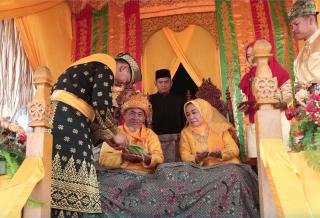Dinobatkan Sebagai Raja Ke XII Luhak Rokan IV Koto, Tengku Haji Endrizal Diarak Menuju Istana Rokan