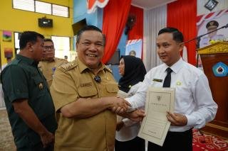 Pj Gubri SF Hariyanto Serahkan 148 SK PPPK Untuk Guru di Kuansing