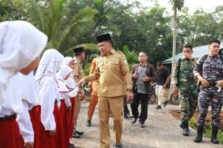 Bupati Asmar Resmikan Proses Belajar Mengajar Ponpes Baznas Riau di Desa Tenggayun Raya