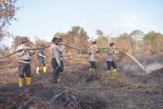 Polda Riau dan Polres Inhu Bahu Membahu Pendinginan Lahan Terbakar