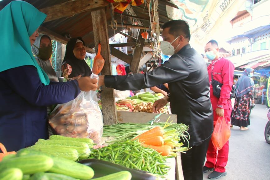  Didampingi Istri, Bupati Meranti Jumpa Pedagang Borong Belanja di Pasar Imam Bonjol
