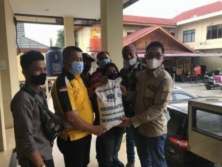 Kapolresta Bagikan Paket Beras untuk Wartawan di Pekanbaru 