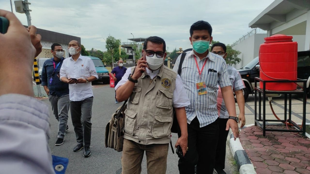 Keluar Dari Polda Riau, Oknum Dekan Fisip UNRI Bungkam