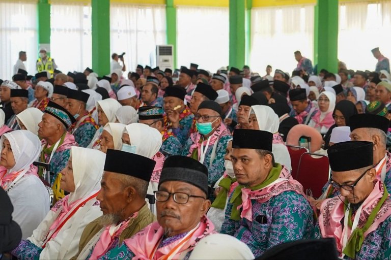 Gubernur Riau Syamsuar Melepas 374 CJH Riau 2023
