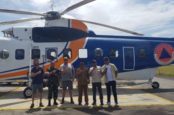 Padamkan Karhutla, 3 Helikopter WB dan 1.000 Kg Garam Mengudara di Langit Riau