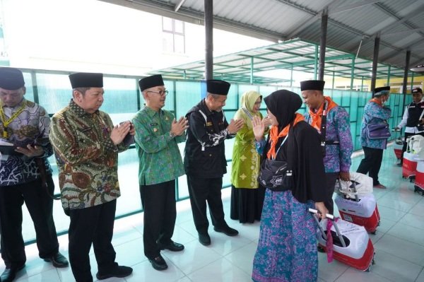 Pemprov Riau Lepas Keberangkatan Jemaah Haji Kloter Ke-2 Asal Kabupaten Kampar