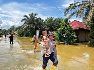 Arus Banjir Desa Sei Raya Makin Deras, Kasat Lantas Polres Inhu Evakuasi Pengguna Jalan