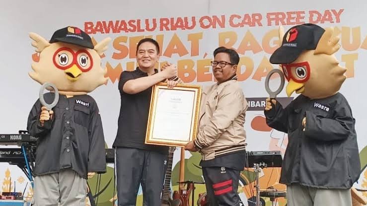Car Free Day Pengawasan Pemilu, Bawaslu Serahkan Penghargaan untuk Kapolda Riau