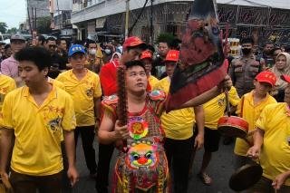 Keunikan Tatung di Festival Bakar Tongkang Bagansiapiapi Riau