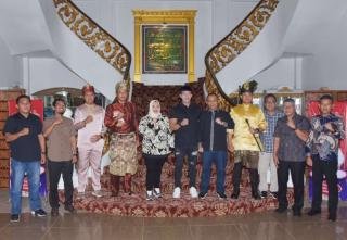 Bupati Kasmarni Jamu Makan Malam Bintang Tamu Grup Band Repvblik di Wisma Daerah
